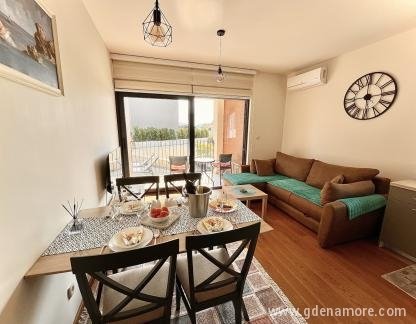 Fides elegantes apartamentos con piscina, alojamiento privado en Tivat, Montenegro - dnevni boravak